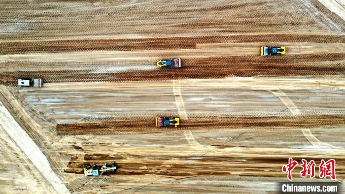 图为甘肃高速公路施工首次应用“无人驾驶”技术。　甘肃省交通运输厅 摄